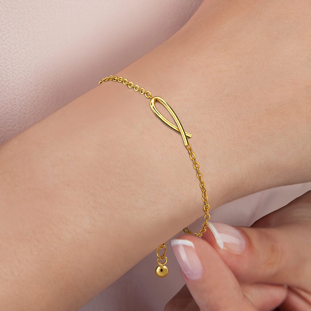 Mujer luciendo Pulsera Oro Corina acabada en oro de 18 quilates
