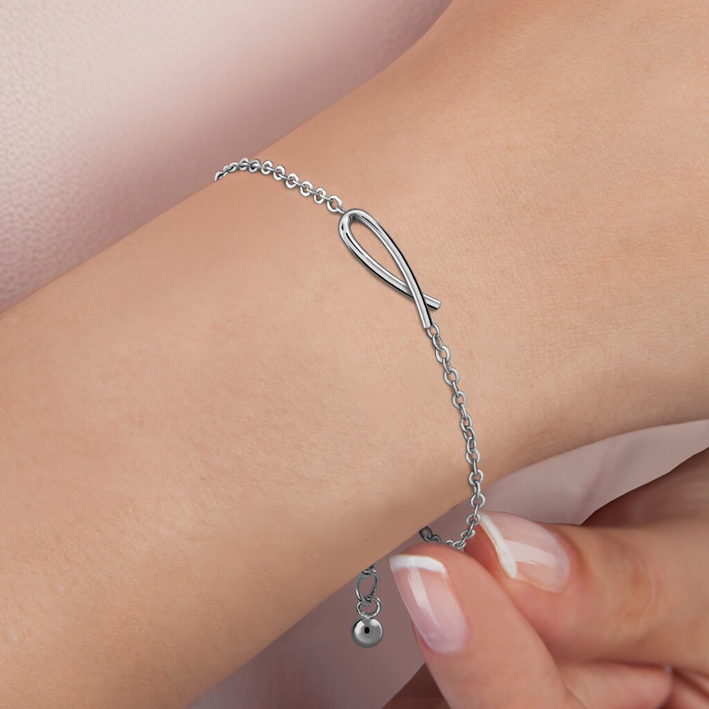 Mujer con Pulsera Plata Corina fabricada en plata de 1ª Ley