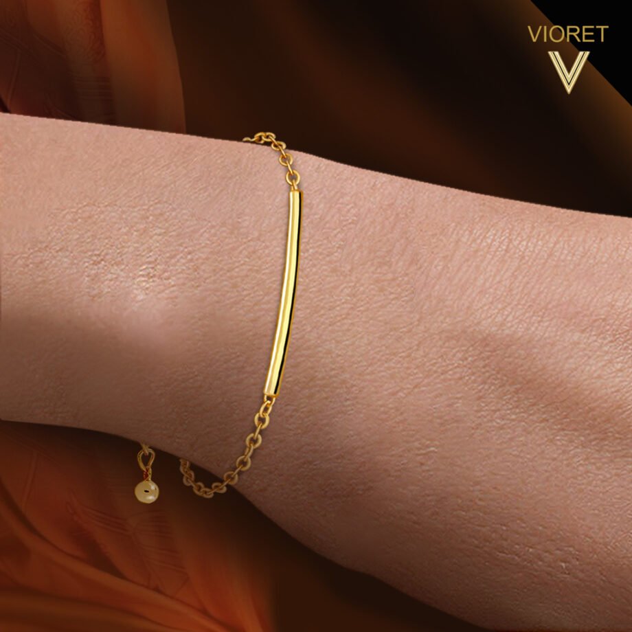 Mano de mujer con Pulsera Oro Lucía acabada en oro de 18 quilates
