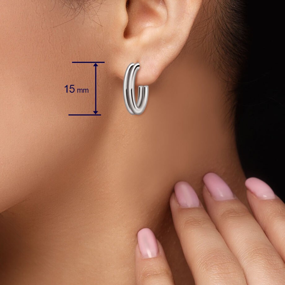 Tamaño de los Pendientes Plata Ava con un diseño básico para lucir todos los días