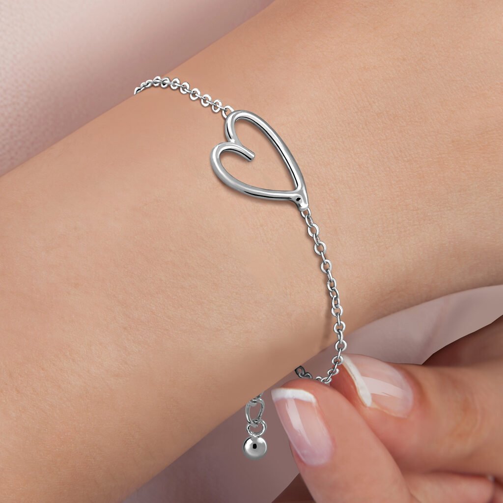 Mujer luciendo Pulsera Plata Corazón fabricada de Plata de 1ª Ley