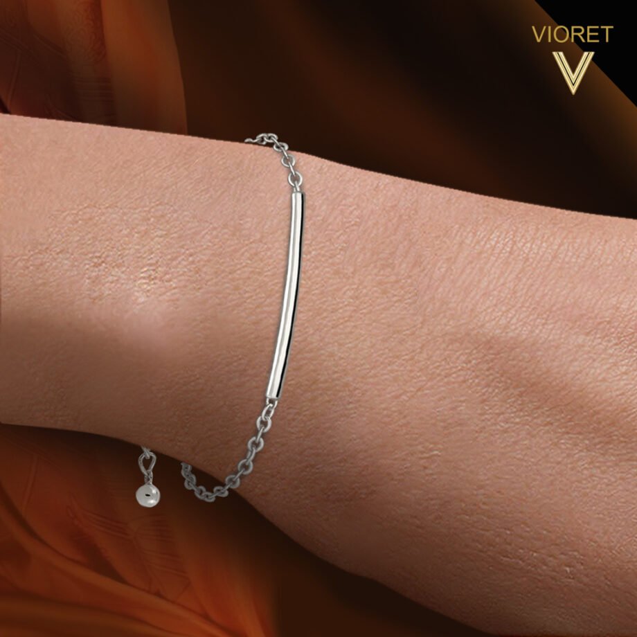 Mano de mujer con Pulsera Plata Lucía fabricada de plata de 1ª Ley