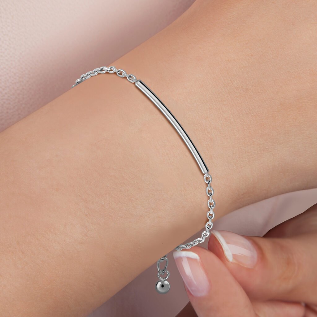Mujer luciendo Pulsera Plata Lucía de diseño sencillo y sobrio