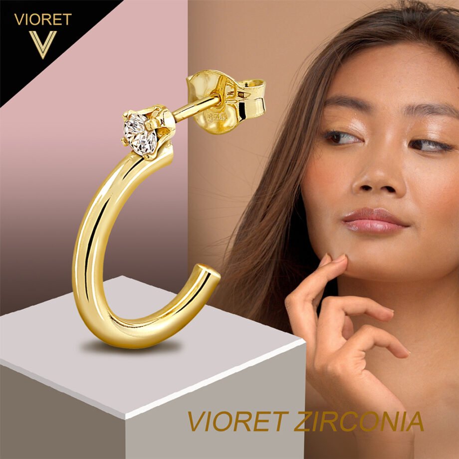 Chica asiática mirando los Pendientes Oro Bianca diseñados por Vioret Joyas® y fabricados en oro vermeil