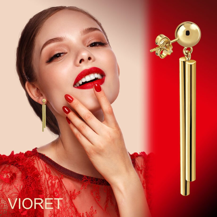 Mujer joven vestida de rojo con Pendientes Oro Claudia acabados en oro y diseñados por Vioret Joyas ®