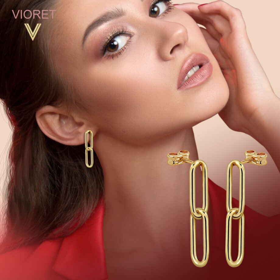 Chica morena con Pendientes Oro Dúo diseñados por Vioret Joyas Ⓡ y fabricados en oro vermeil