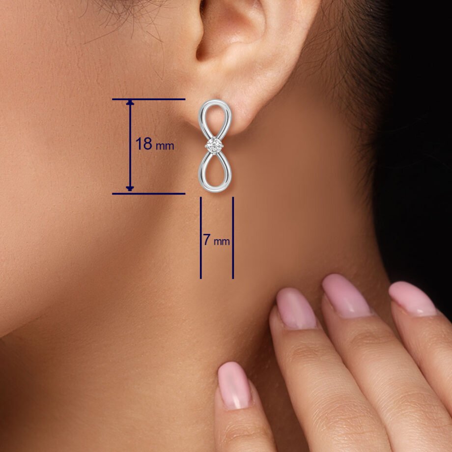 Modelo luciendo Pendientes Plata Infinity fabricados de plata de 1ª Ley