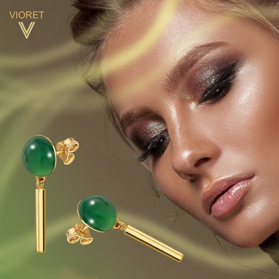 Mujer rubia con Pendientes Oro Bella Jade Verde acabados en oro de 18 quilates