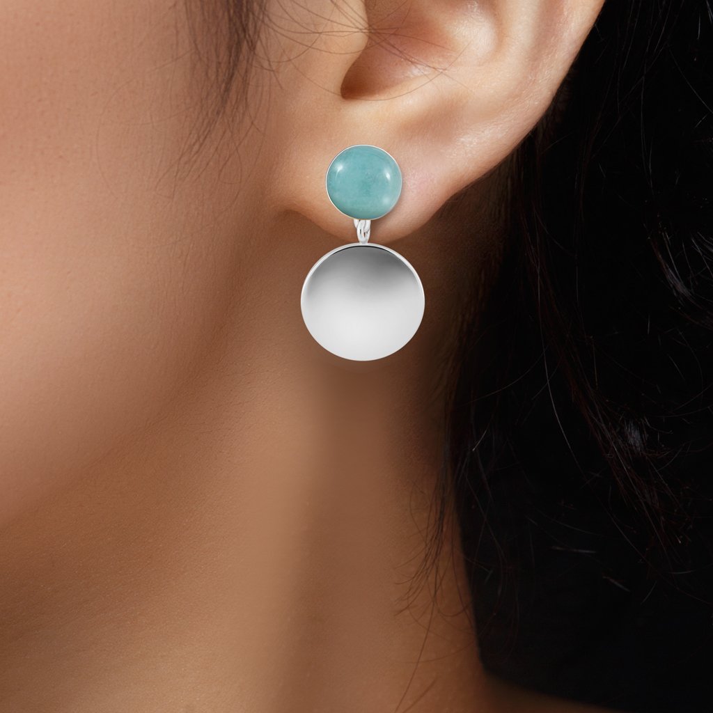 Mujer morena luciendo Pendientes Plata Shaila Amazonita acabados de rodio en plata
