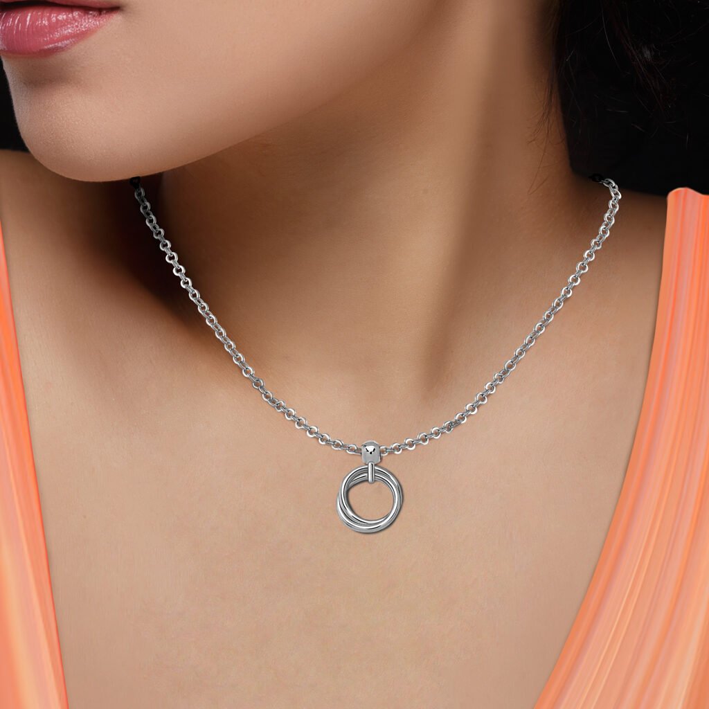 Chica morena con Colgante Plata Isabel fabricados de plata de 1ª Ley con aros entrelazados