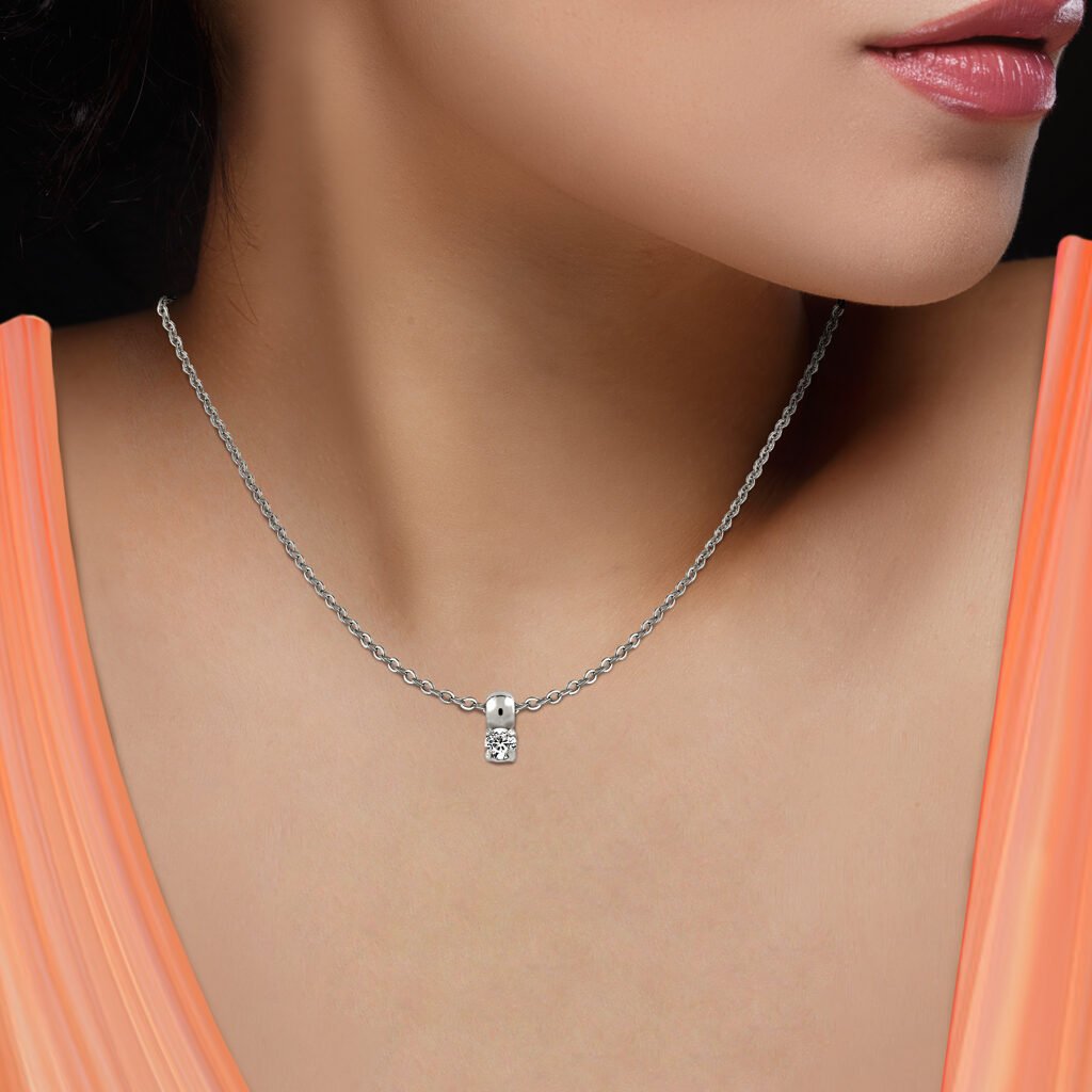 Mujer luciendo el Colgante Plata Lena con circonitas engastadas