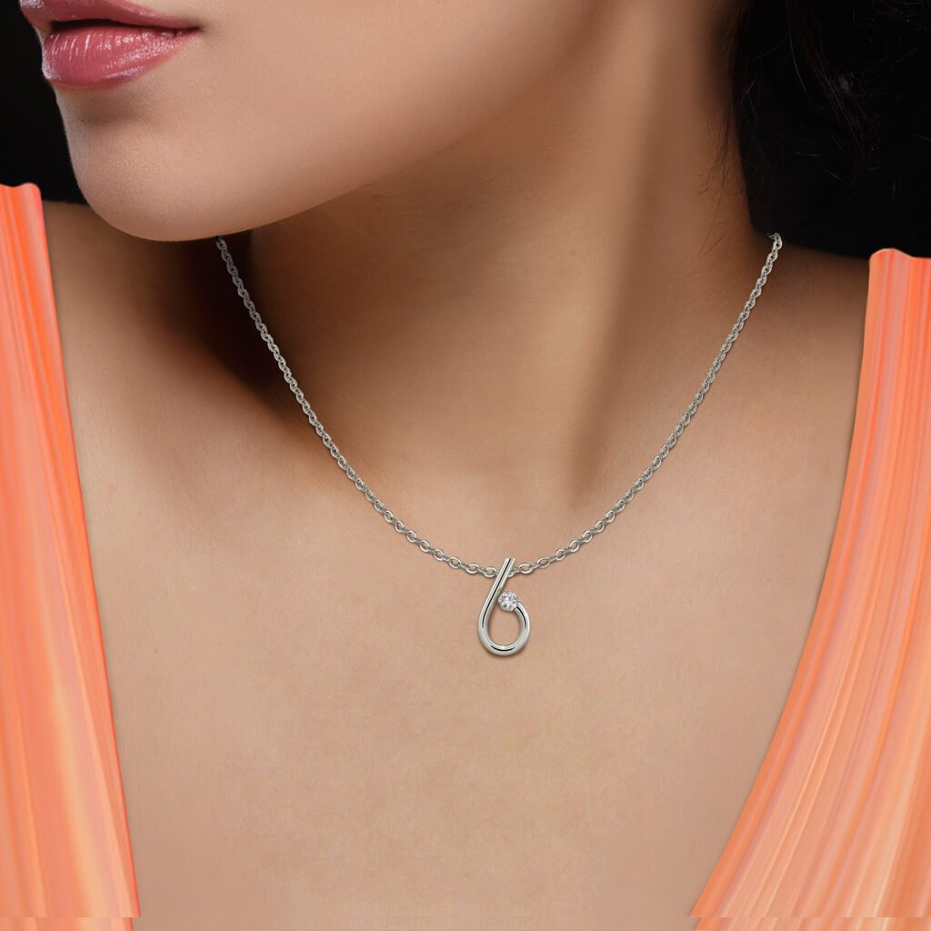 Mujer luciendo el Colgante Plata Número Seis diseñado por Vioret Joyas®