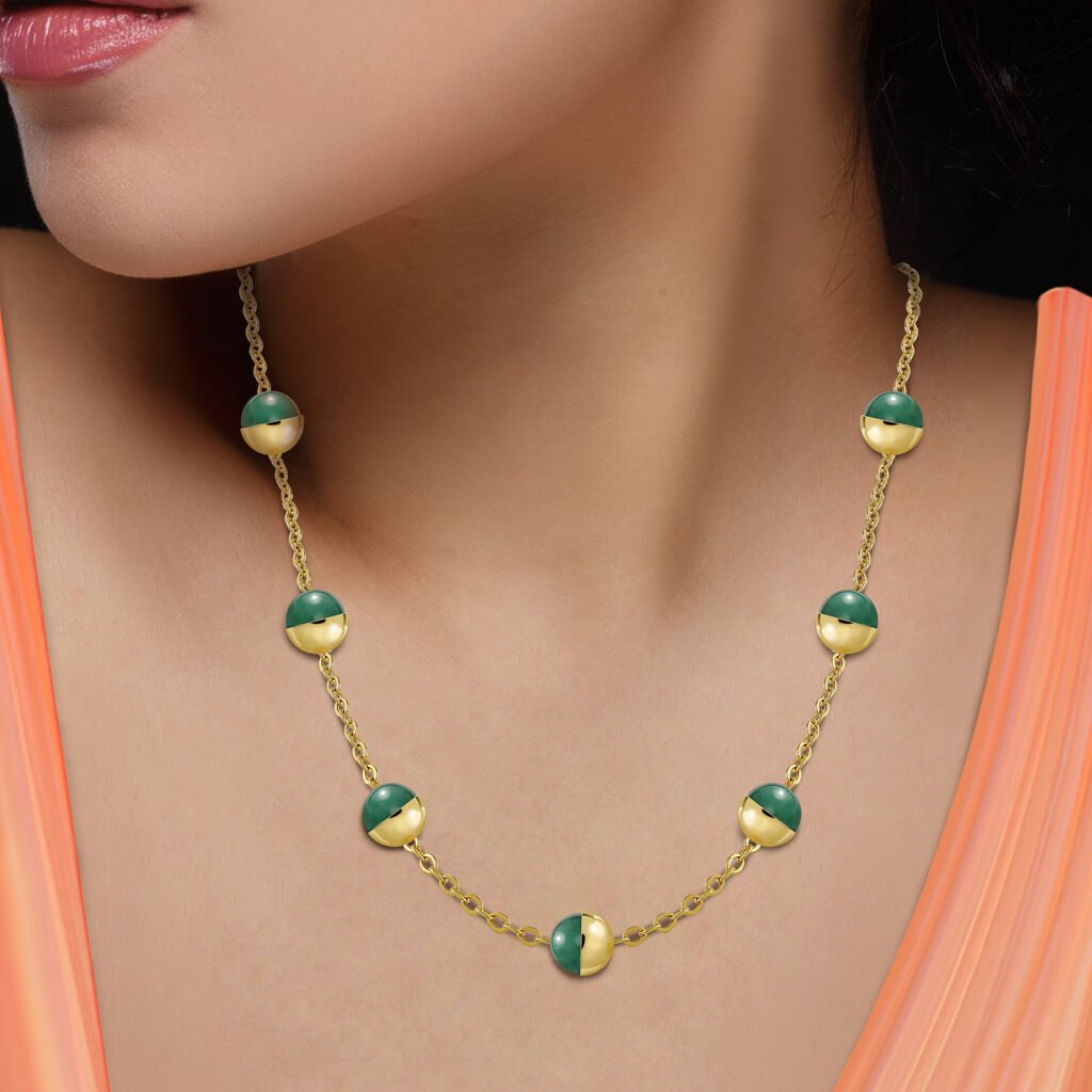 Mujer luciendo Collar Oro Luna de diseño moderno acabado en oro de 18 quilates