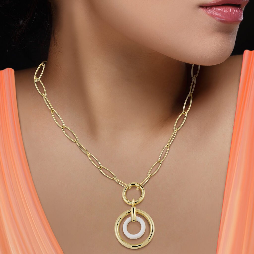 Mujer luciendo el Collar Oro Nina Ágata acabado en oro de 18 quilates