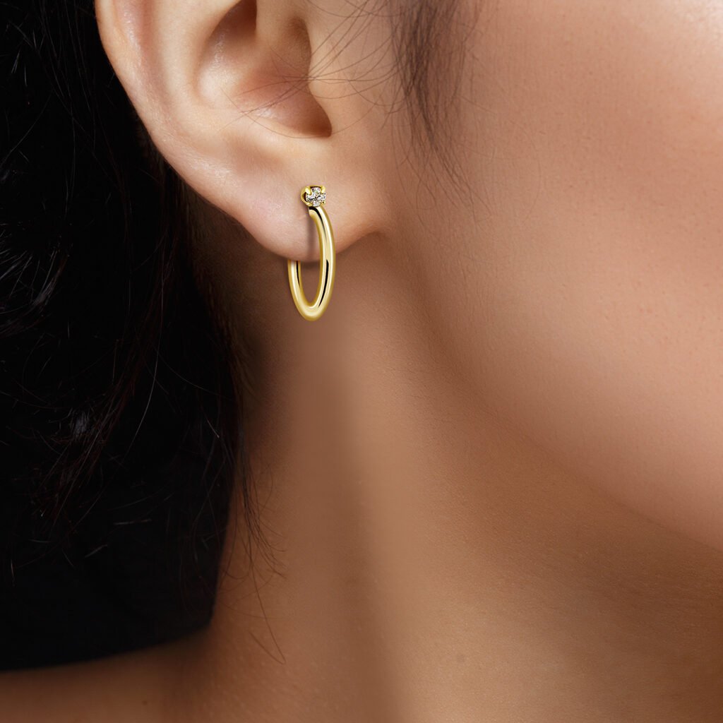 Modelo luciendo los Pendientes Oro Bianca fabricados en oro vermeil con circonitas blancas