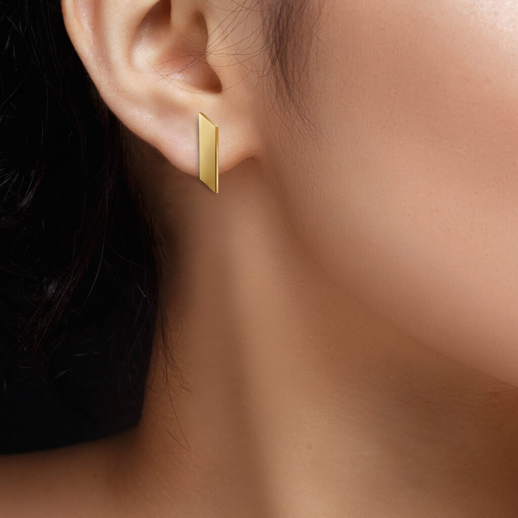 Modelo luciendo los Pendientes Oro Celine acabados en oro de 18 quilates