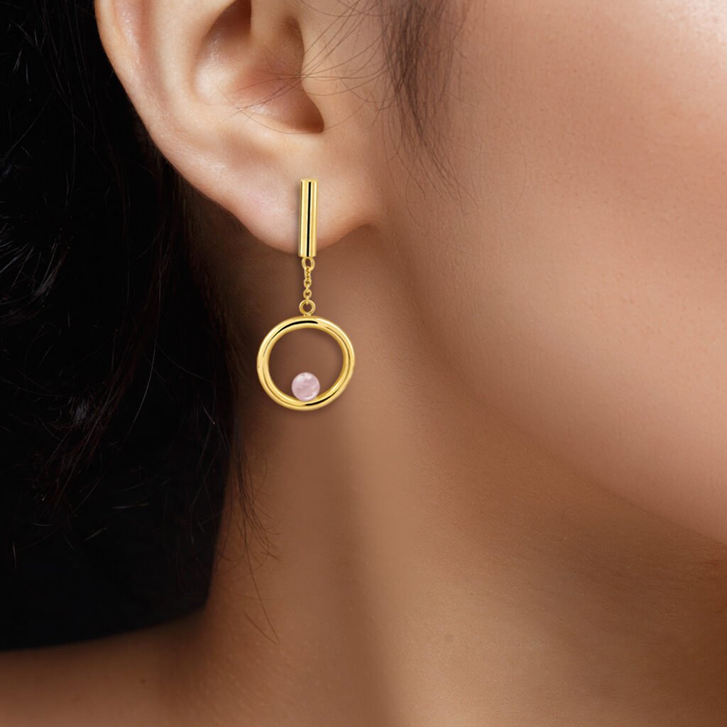 Chica morena luciendo los Pendientes Oro Emilia Cuarzo diseñados por Vioret Joyas®