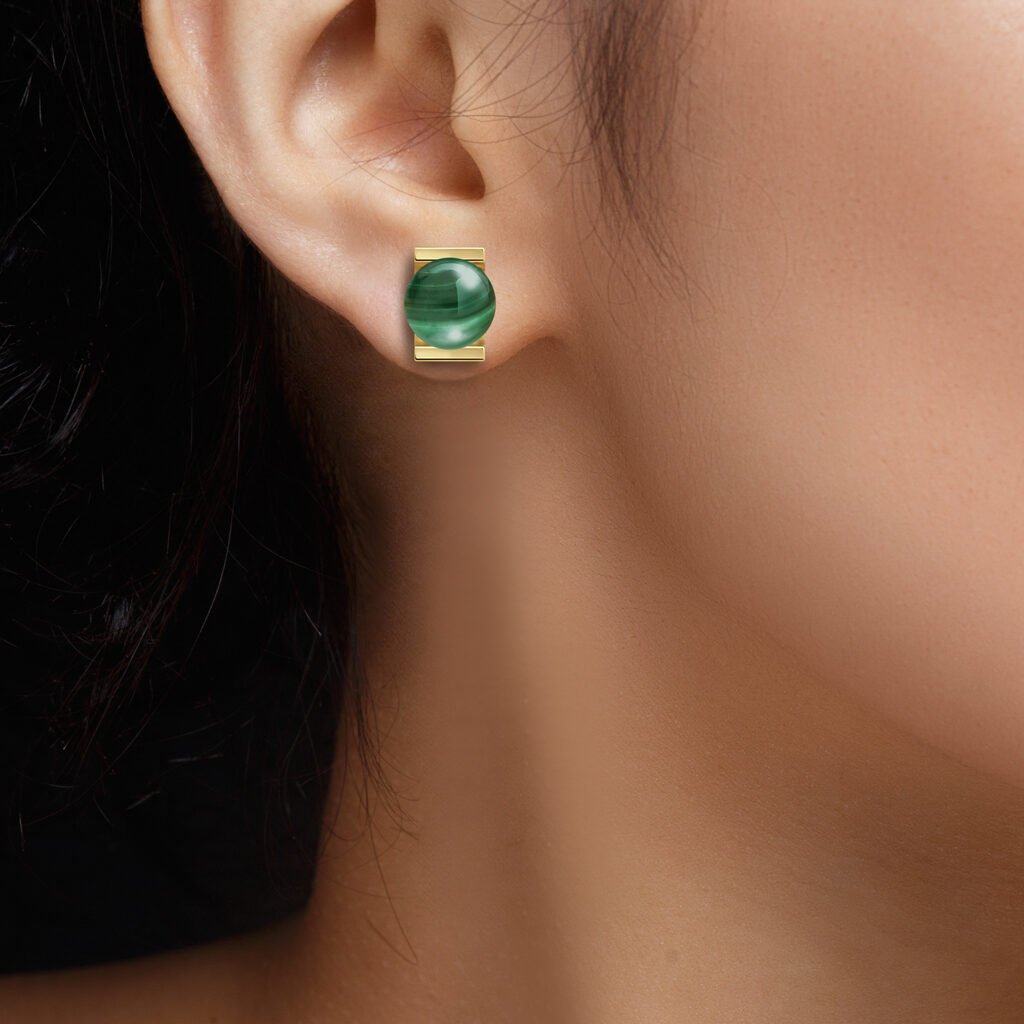 Chica morena con pendientes Oro Lía Malaquita acabados en oro de 18 quilates