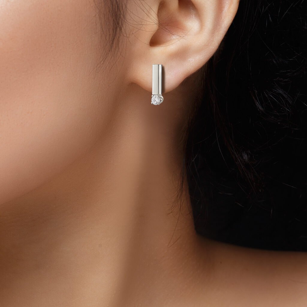 Modelo con Pendientes Plata Alicia con circonitas engastadas a mano