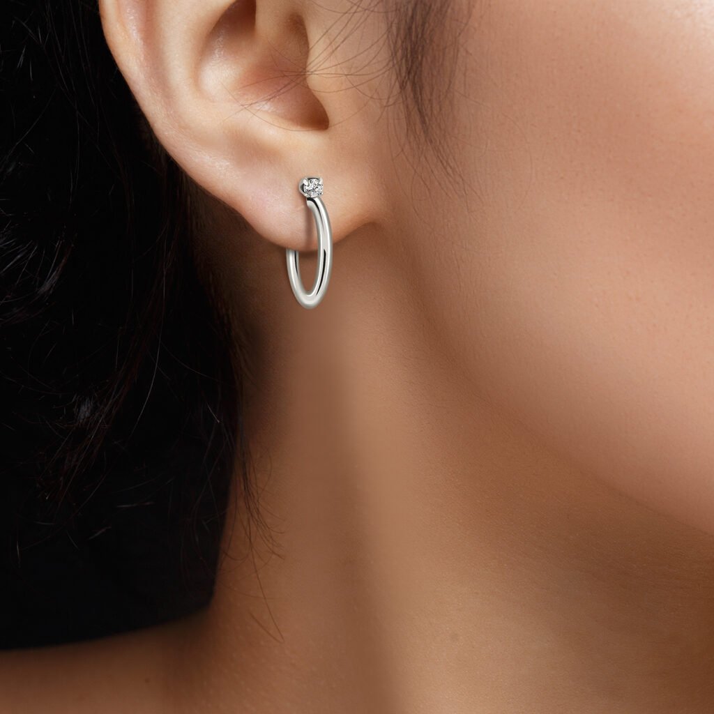 Chica morena con Pendientes Plata Bianca diseñados con circonita engastada y fabricados de plata de 1ª Ley