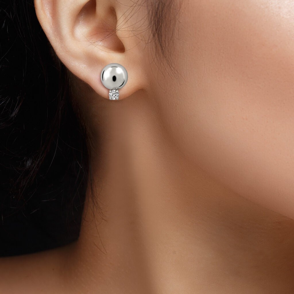 Mujer morena con Pendientes Plata Dulce acabados de rodio en plata