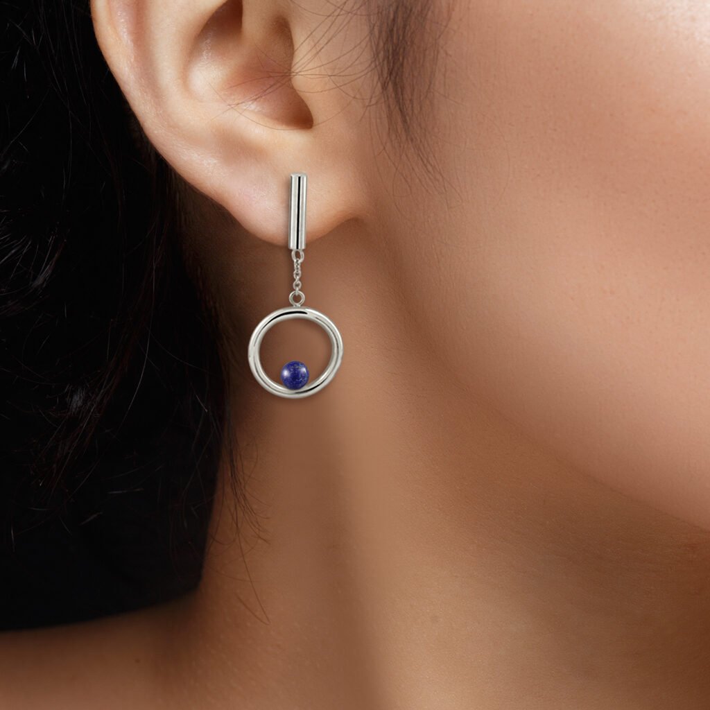 Mujer luciendo Pendientes Plata Emilia Lapislázuli formados por aros y piedra semipreciosa
