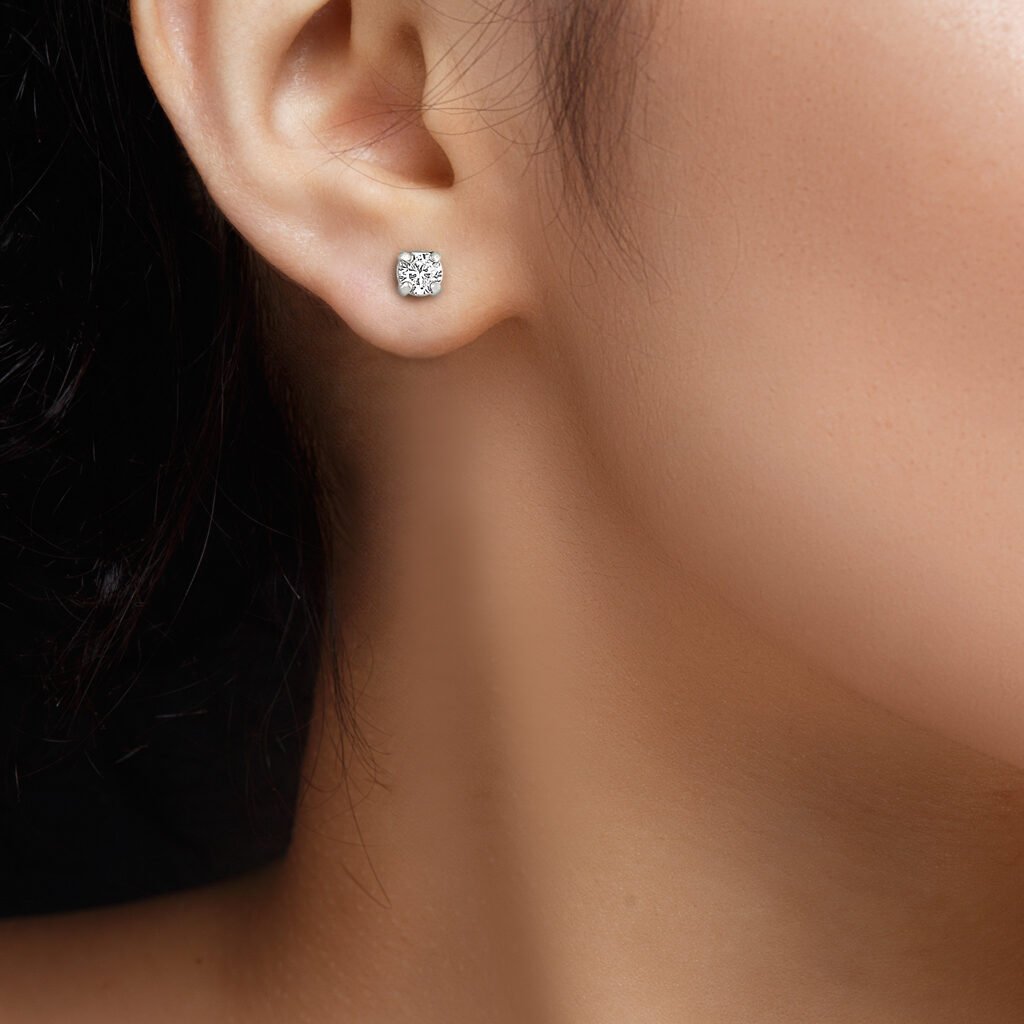 Chica con Pendientes Plata Inés acabados de rodio en plata con circonita
