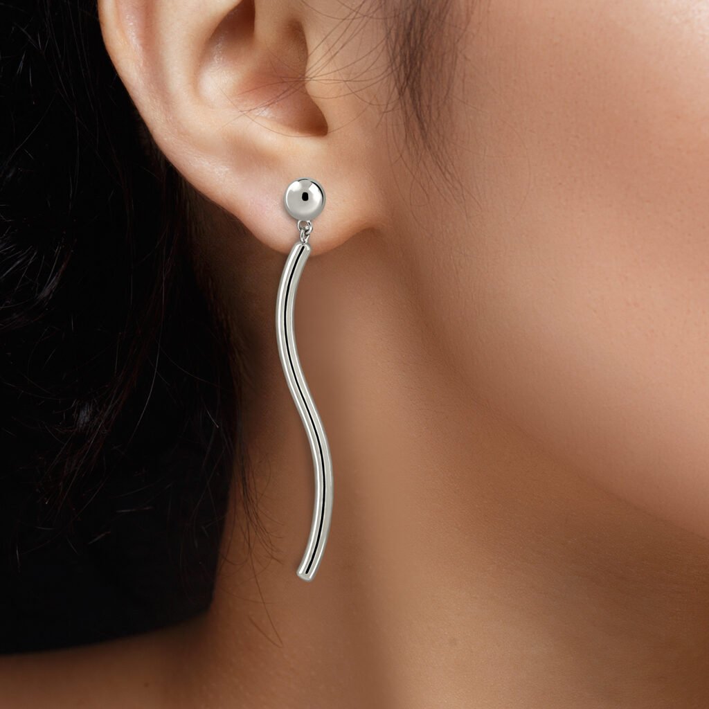 Mujer con los Pendientes Plata Jazmín fabricados de plata de 1ª Ley de forma curva estilizada
