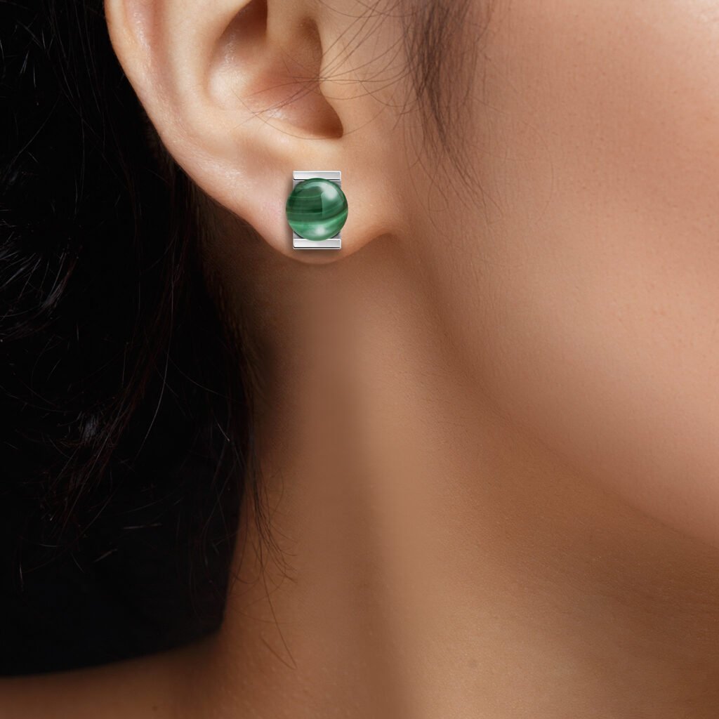 Mujer con pendientes Plata Lía Malaquita con estilo propio y diseño actual