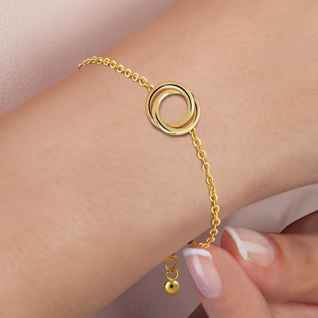 Mujer luciendo Pulsera Oro Atenea diseñada por Vioret Joyas Ⓡ