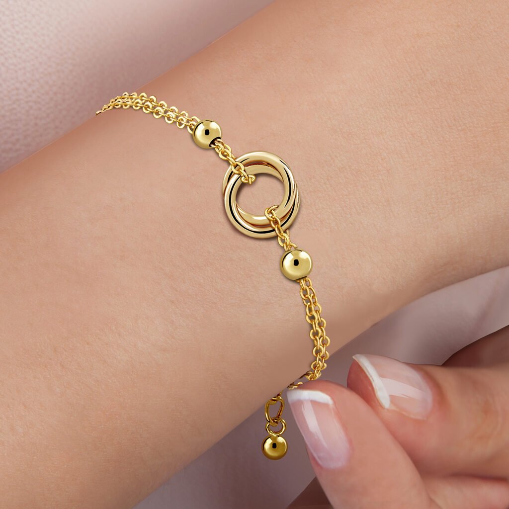 Mujer luciendo Pulsera Oro Isabel acabada en oro de 18 quilates