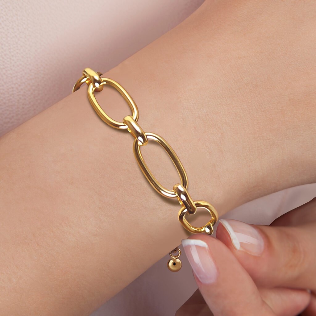 Mujer con Pulsera Oro Sabrina acabada en oro de 18 quilates