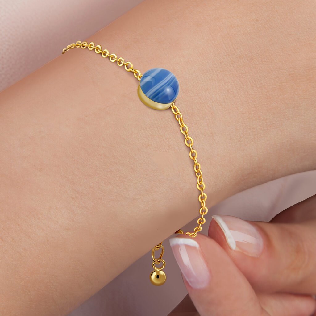 Mujer luciendo Pulsera Oro Valeria Ágata diseñada con cabujón de piedra semipreciosa