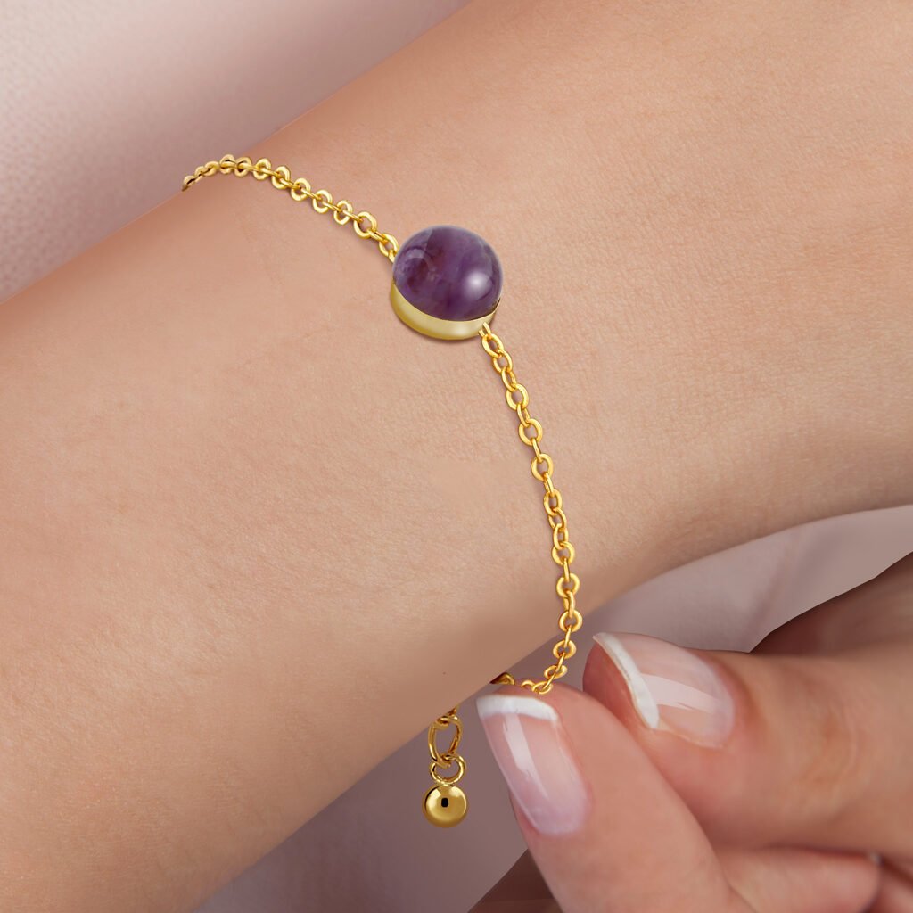 Mujer con Pulsera Oro Valeria Amatista diseñada por Vioret Joyas ®