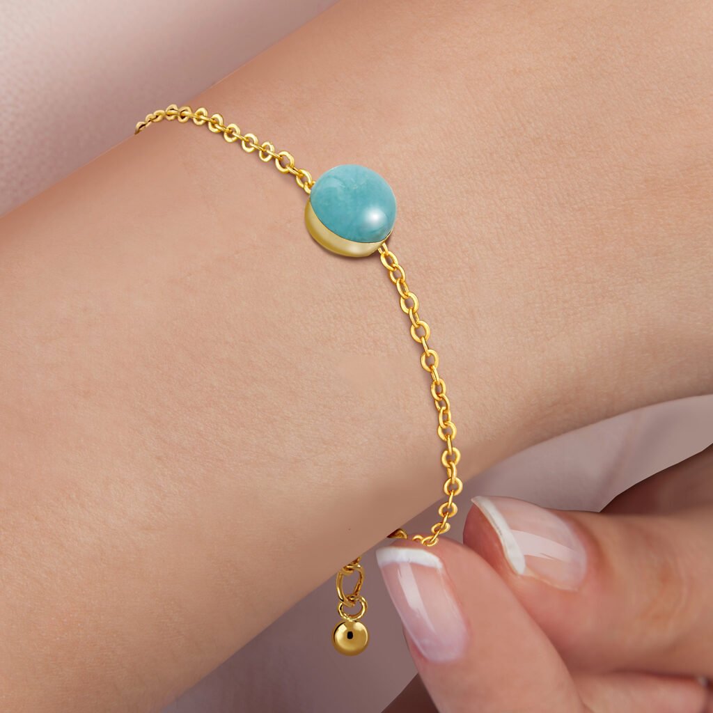 Mujer con Pulsera Oro Valeria Amazonita acabada en oro de 18 quilates
