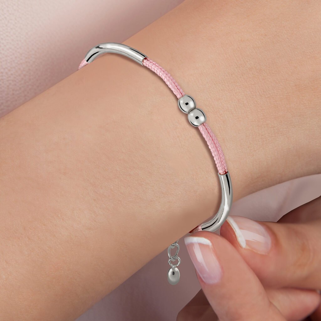 Pulsera Plata Alma Rosa sobre muñeca de mujer acabada de rodio en plata