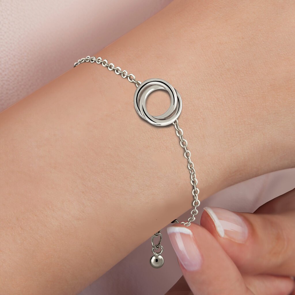 Mujer luciendo Pulsera Plata Atenea fabricada de plata de 1ª Ley