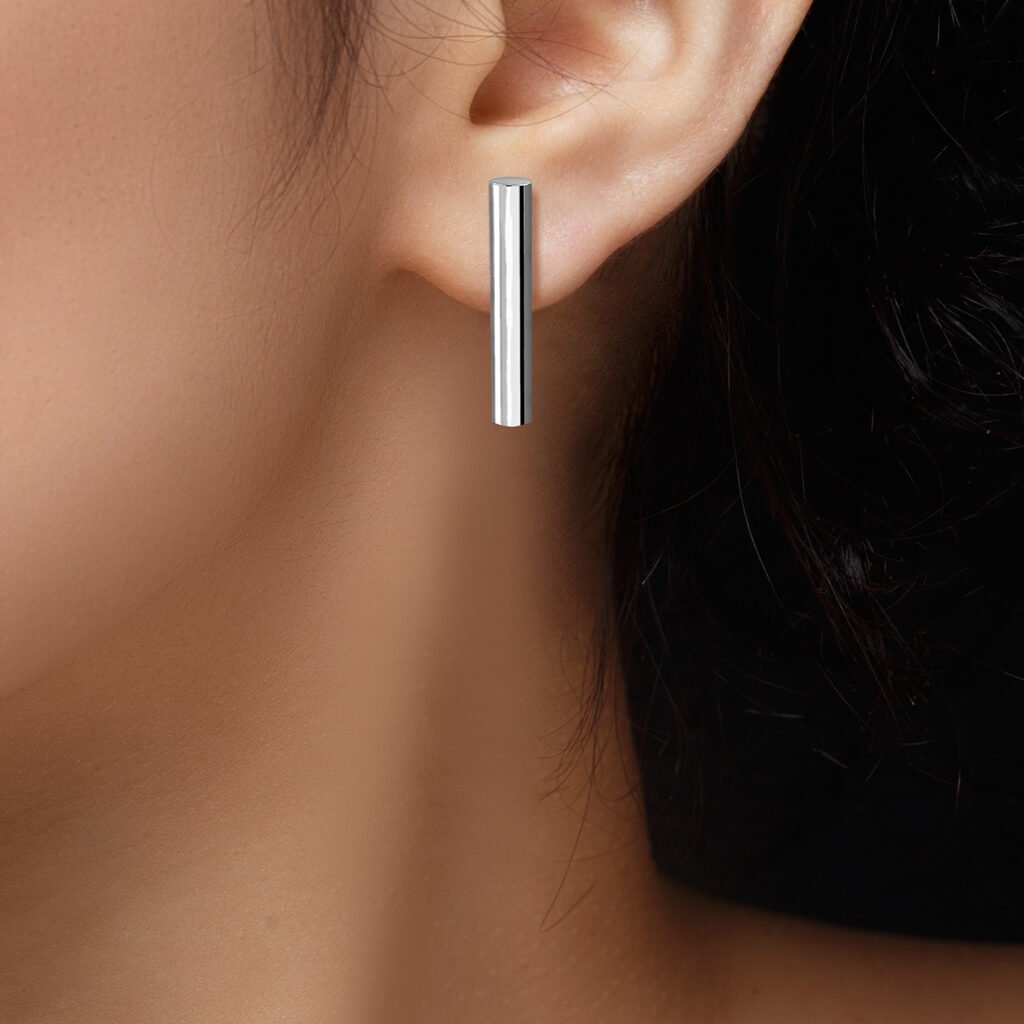Chica morena con Pendientes Plata Lucía fabricados de plata de 1ª Ley