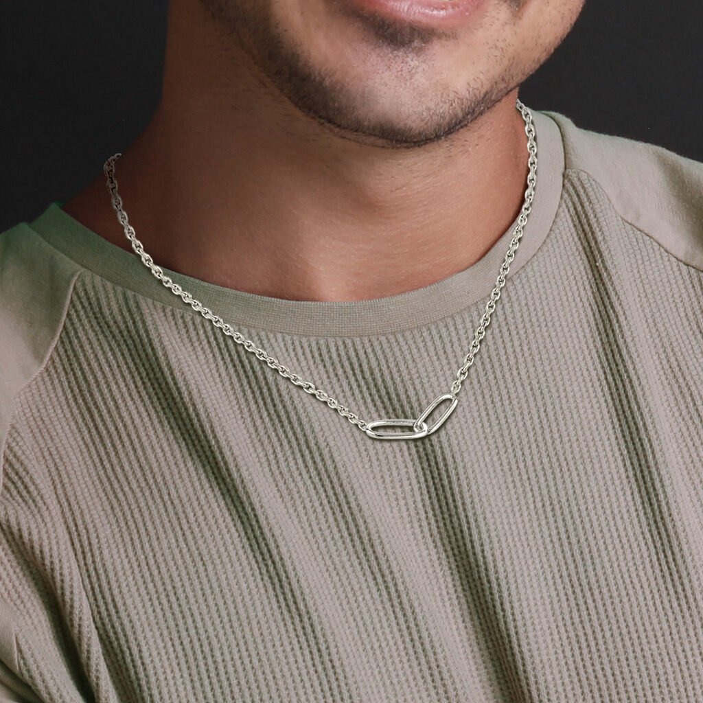 Hombre luciendo Colgante Plata Dúo Para Él diseñado por Vioret Joyas ®
