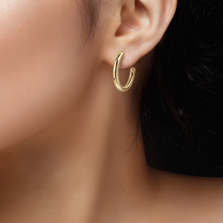 Chica morena con Pendientes Oro Cala diseñados por Vioret Joyas®