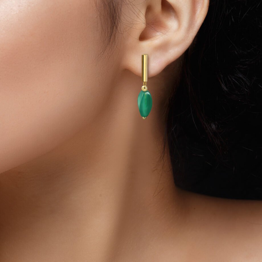 Chica morena con Pendientes Oro Martina acabados en oro de 18 quilates