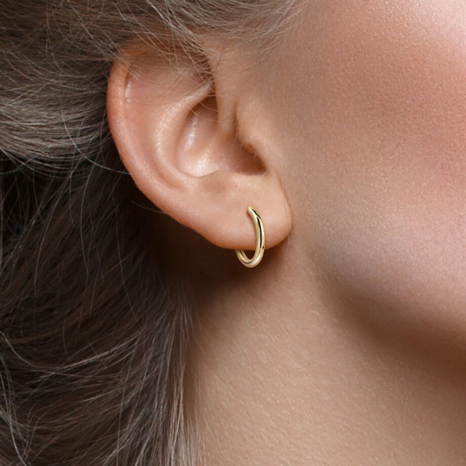 Mujer morena luciendo los Pendientes Oro Nadie acabados en oro de 18 quilates