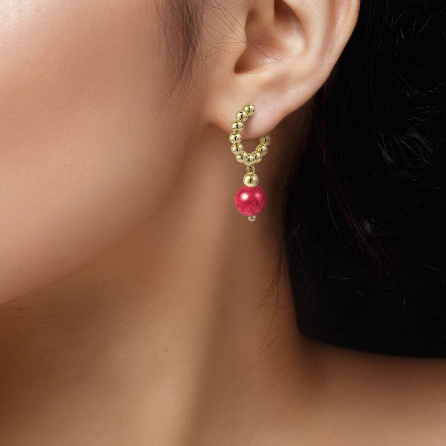 Mujer morena luciendo Pendientes Oro Adele fabricados por Vioret Joyas ®