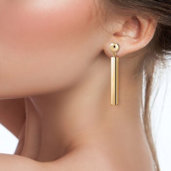 Chica con pelo recogido y Pendientes Oro Damaris Largo acabados en oro de 18 quilates