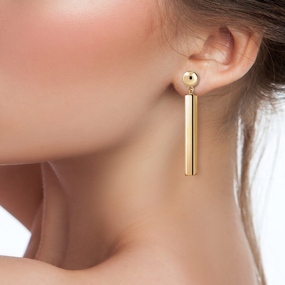 Chica con pelo recogido y Pendientes Oro Damaris Largo acabados en oro de 18 quilates