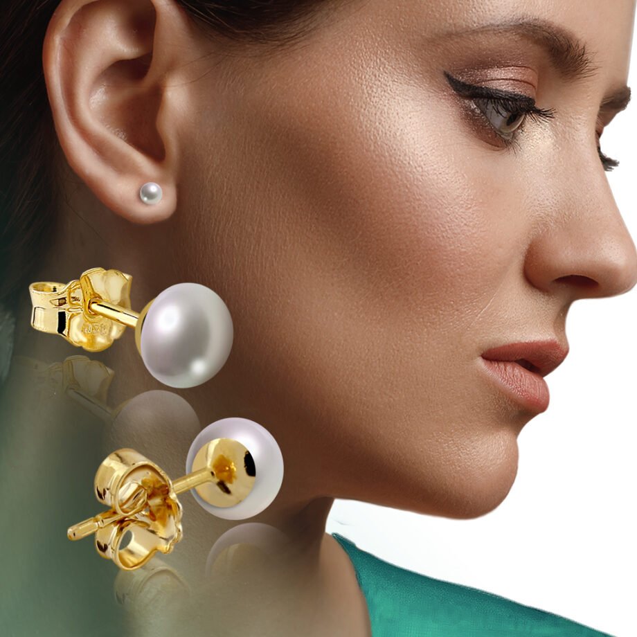 Mujer vestida de traje verde con Pendientes Oro Perla fabricados por Vioret Joyas