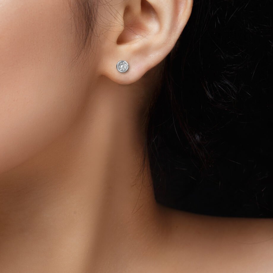 Chica morena con Pendientes Plata Belinda fabricados de Plata de 1ª Ley 925 con circonitas engastadas