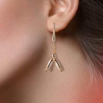 Mujer rubia con Pendientes Oro Milena acabados en oro de 18 quilates