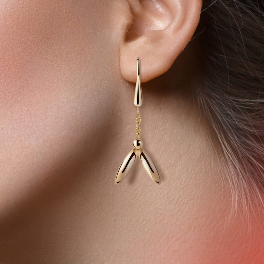Mujer rubia con Pendientes Oro Milena acabados en oro de 18 quilates