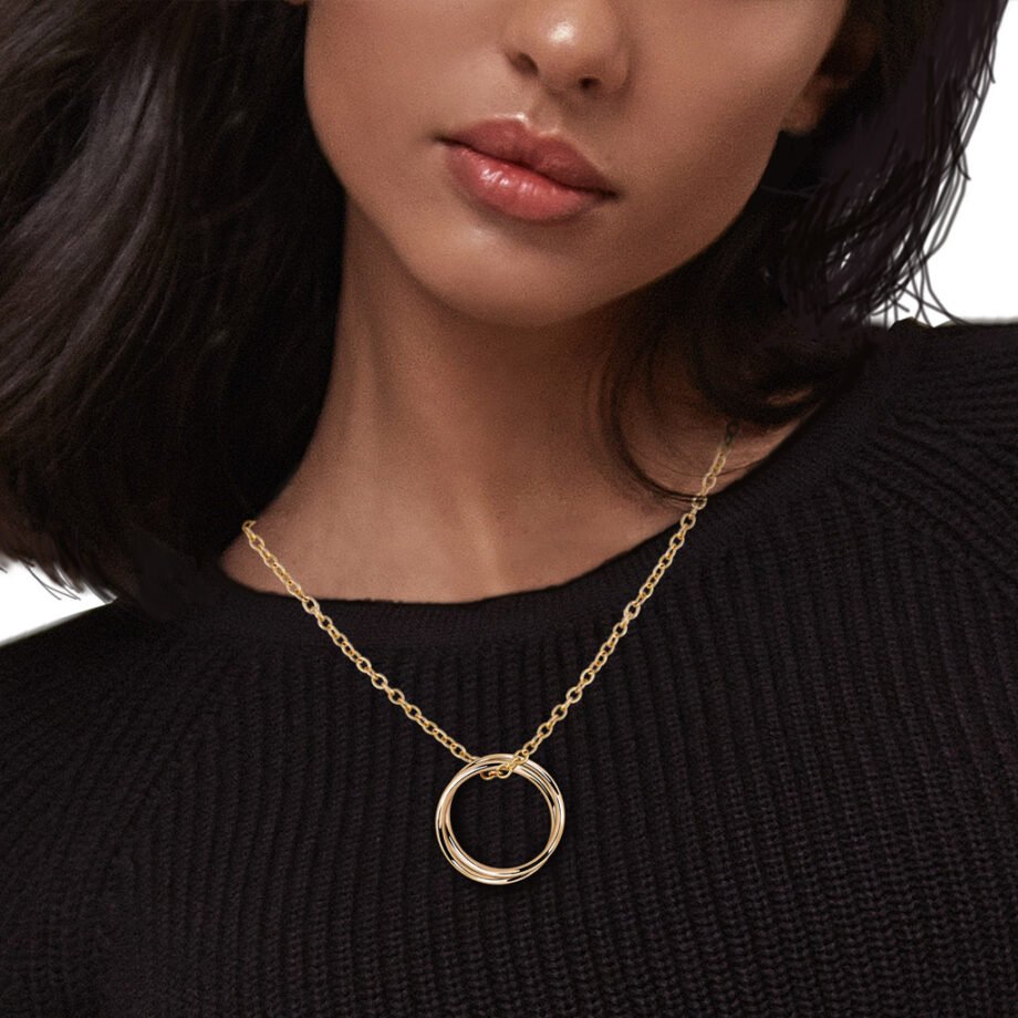 Chica morena luciendo el Colgante Oro Grand Atenea con aros entrelazados